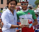 Il campione italiano premiato da Andrea Mannelli prima del via 